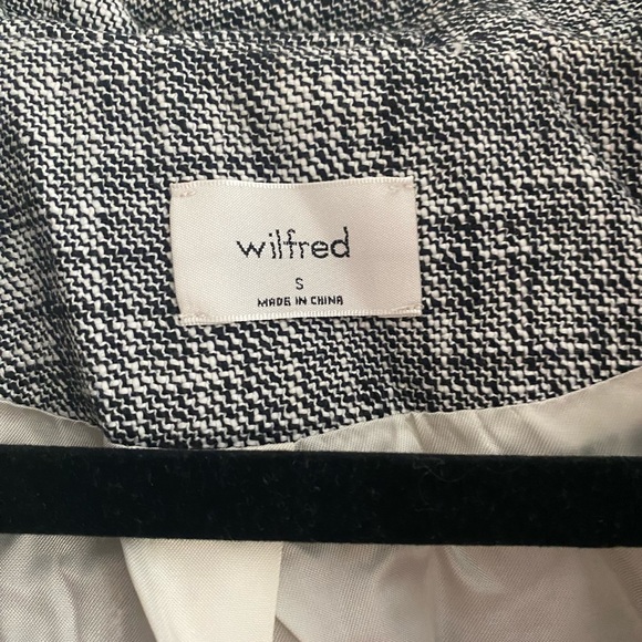 Aritzia cropped jacket. - Picture 2 of 3